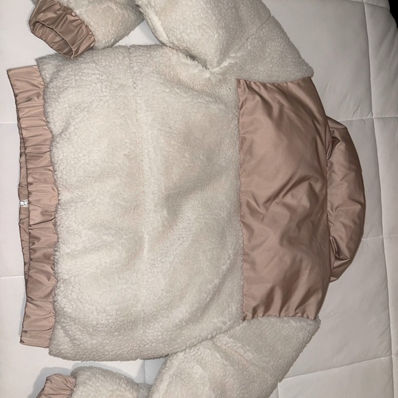 Abercrombie & Fitch Women’s Cream and White Puffer Jacket - Picture 3 of 3